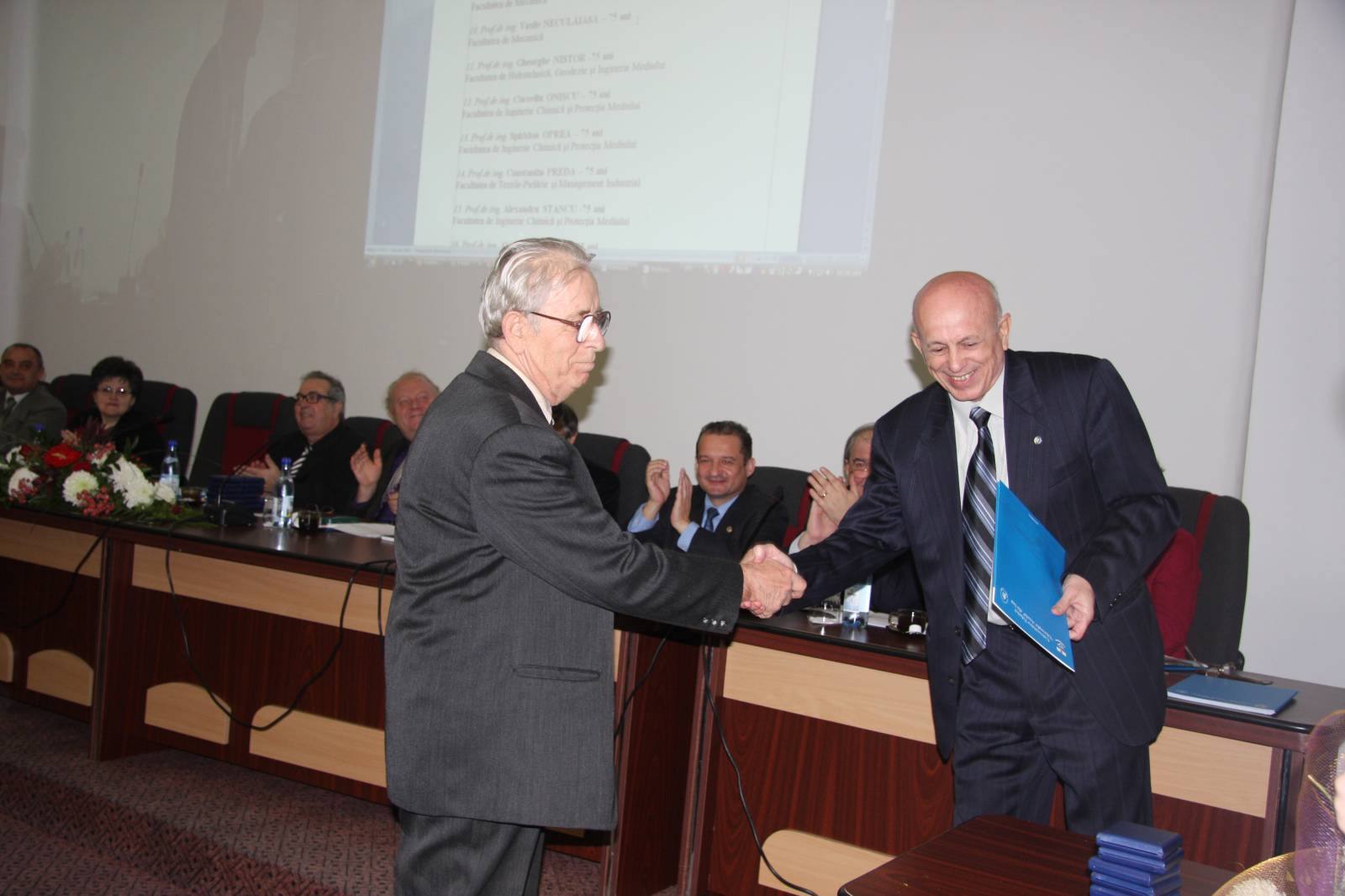 senat-festiv-2012-17-profesori-seniori-14-profesori-emeriti-si-patru-premii-pentru-cercetare