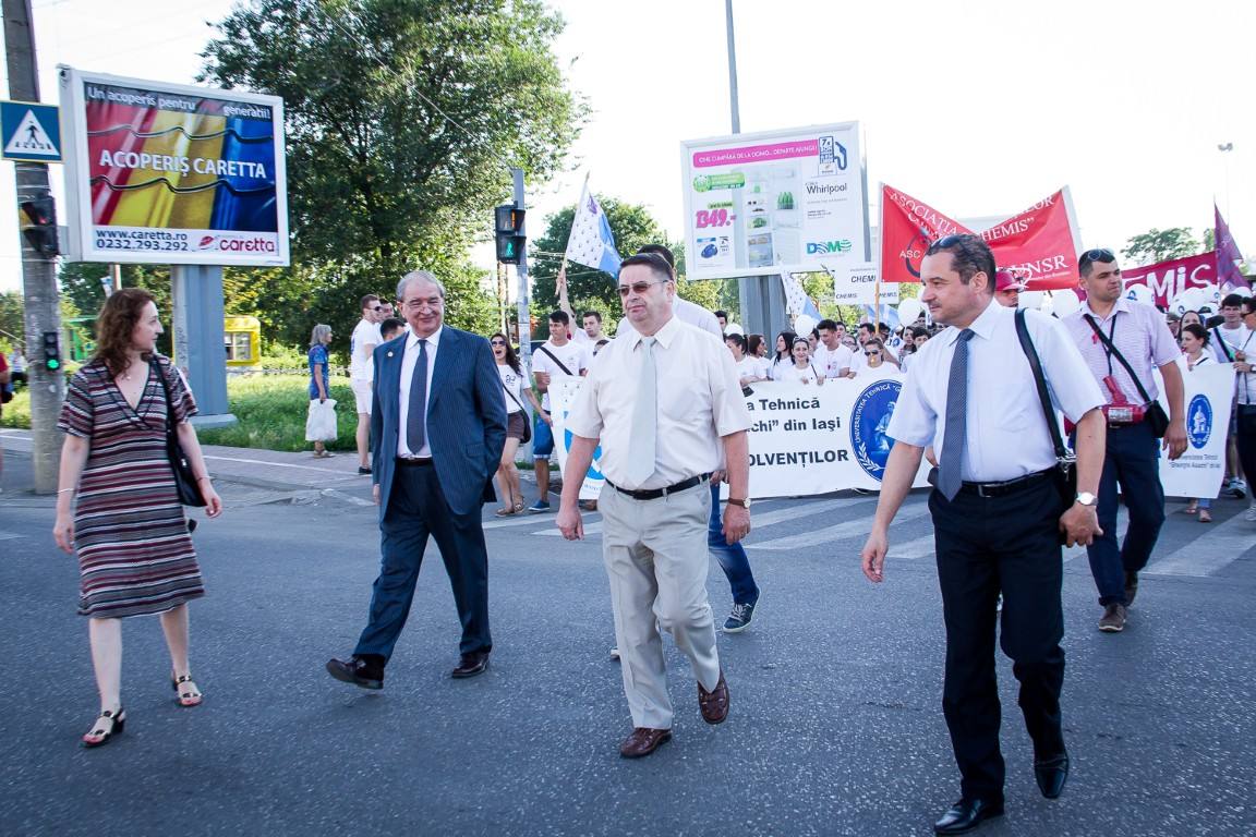 fie-2013-peste-2500-de-studenti-ai-tuiasi-au-participat-la-marsul-absolventilor