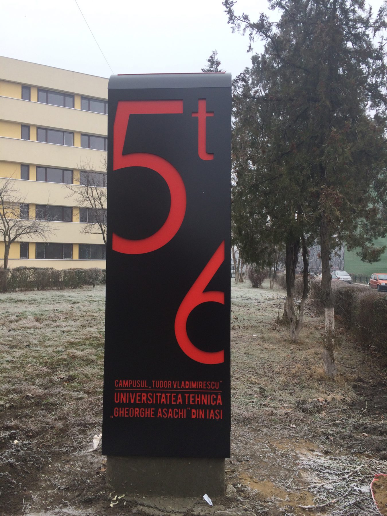 universitatea-tehnica-continua-un-amplu-proiect-de-modernizare-a-campusului-tudor-vladimirescu-prin-amplasarea-totemurilor-de-iluminare-a-caminelor-realizate-de-studenti