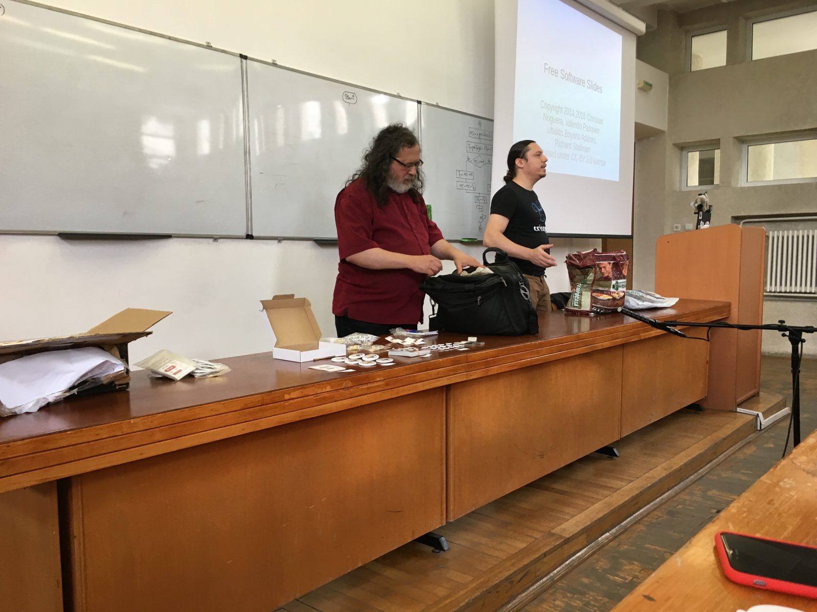 richard-stallman-un-cunoscut-programator-american-a-discutat-cu-studentii-de-la-facultatea-de-automatica-si-calculatoare-despre-responsabilitatile-unui-dezvoltator-software