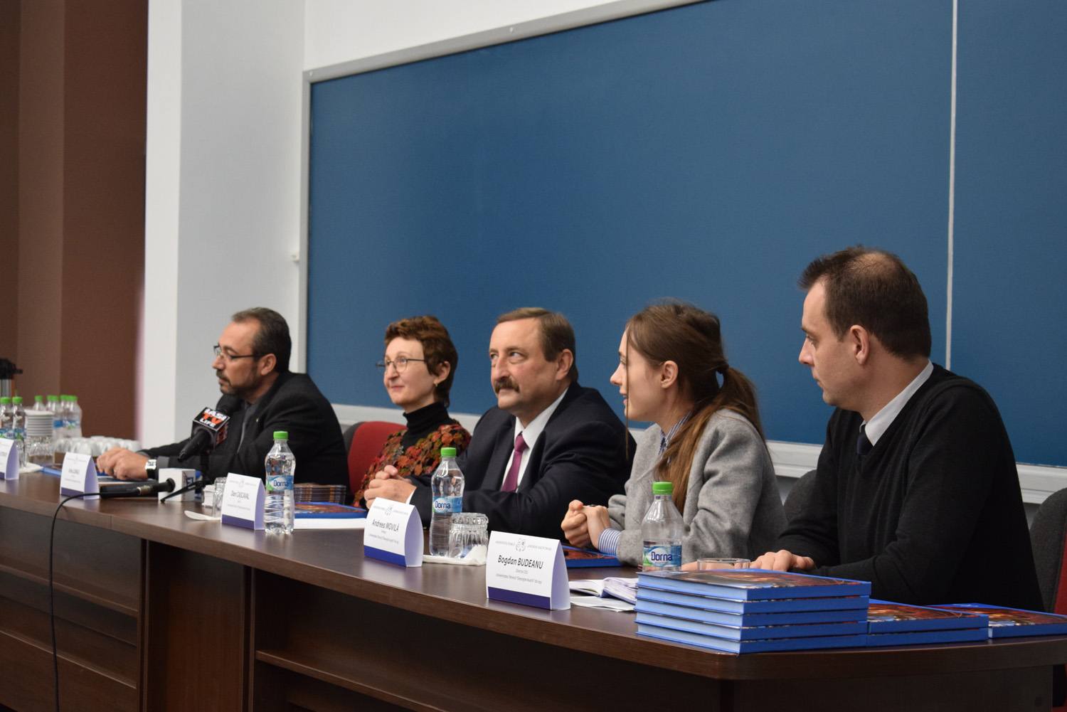 chipul-lui-gheorghe-asachi-a-fost-realizat-din-3-000-de-studenti-in-miniatura-intr-un-nou-amfiteatru-al-universitatii-tehnice-gheorghe-asachi